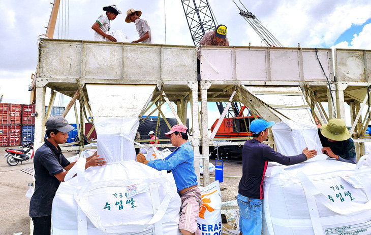 Doanh nghiệp xuất khẩu gạo tỉnh Kiên Giang tại cảng Mỹ Thới, TP Long Xuyên để xuất khẩu đi Hàn Quốc trong tháng 8-2023 - Ảnh: BỬU ĐẤU