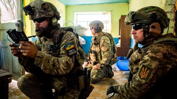 Một người lính Ukraine điều khiển máy bay không người lái ở tiền tuyến vùng Mykolayiv - Ảnh: AP