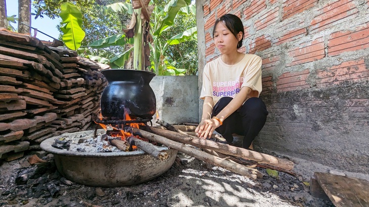 Tân sinh viên Đỗ Thị Ngọc Chi đang cố gắng hoàn thiện hồ sơ từng ngày để vào TP.HCM kiếm việc làm thêm, đặng có tiền nhập học vào ngành báo chí Trường đại học Khoa học xã hội và Nhân văn TP.HCM - Ảnh: NHẬT LINH