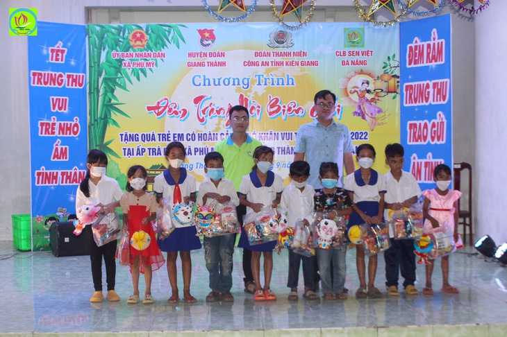 Nguyễn Quang Hiếu cùng CLB thiện nguyện Sen Việt tổ chức Tết Trung thu cho các em nhỏ có hoàn cảnh khó khăn tại Kiên Giang - Ảnh: Đ.H.