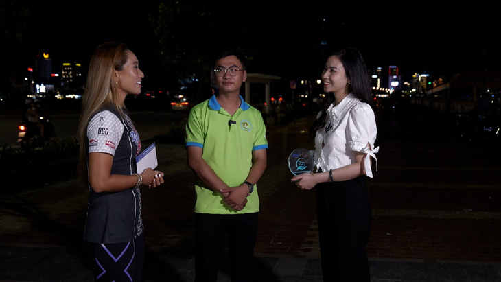 Nguyễn Quang Hiếu xuất hiện trong chương trình Nối trọn yêu thương cùng Thanh Vũ (bên trái) - đại sứ thương hiệu nhãn hàng Nước tăng lực Number 1 - Ảnh: Đ.H.