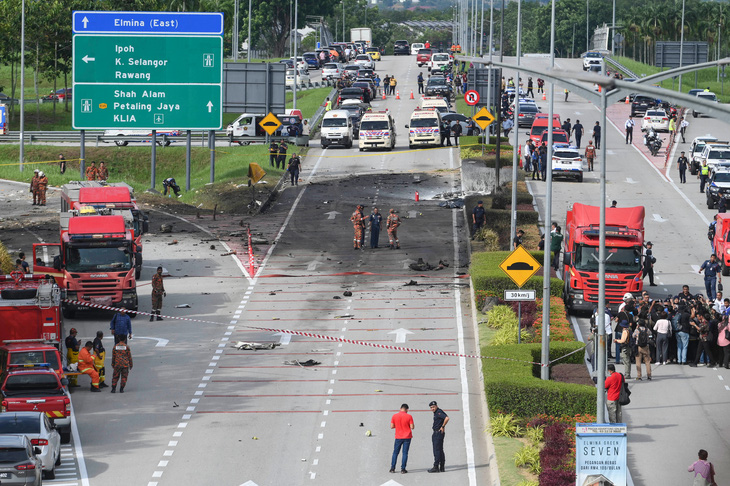 Hiện trường máy bay lao xuống đường cao tốc tại Malaysia - Ảnh: AFP