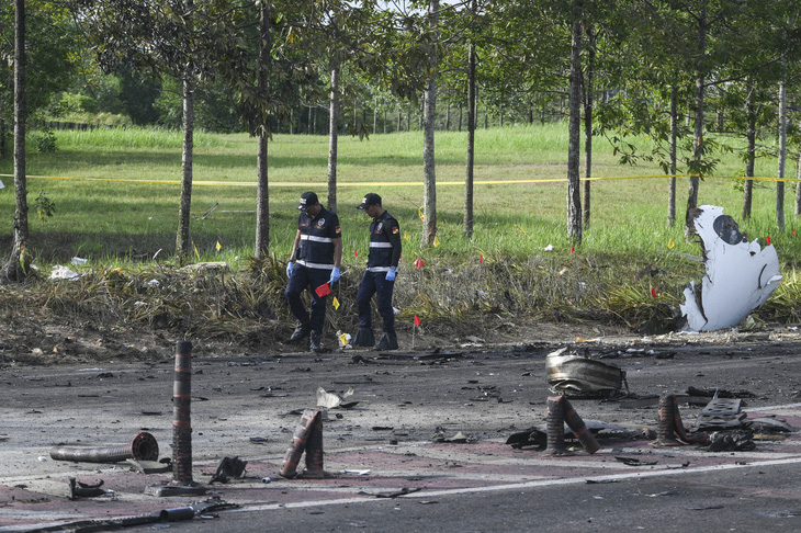 Nhiều mảnh vỡ và đất cháy sém tại khu vực xảy ra tai nạn - Ảnh: AFP