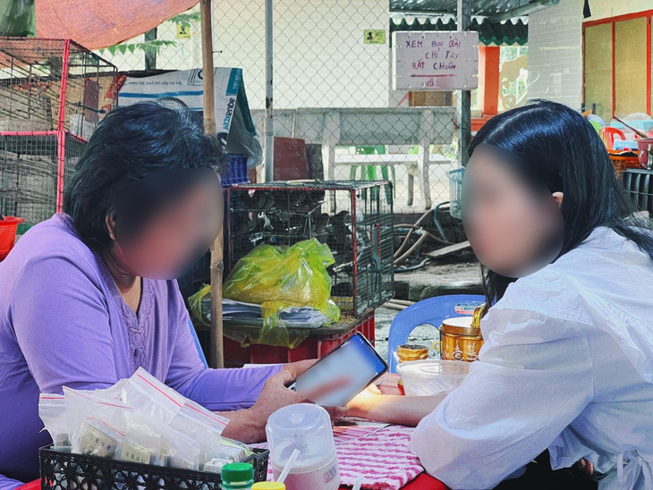 Một bạn trẻ xem bói chỉ tay và bói bài tại quận Gò Vấp, TP.HCM - Ảnh: DUYÊN PHAN