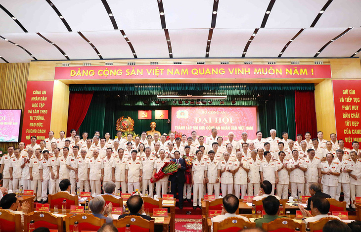 Thủ tướng Phạm Minh Chính chụp ảnh lưu niệm với các đại biểu dự đại hội - Ảnh: DANH TRỌNG