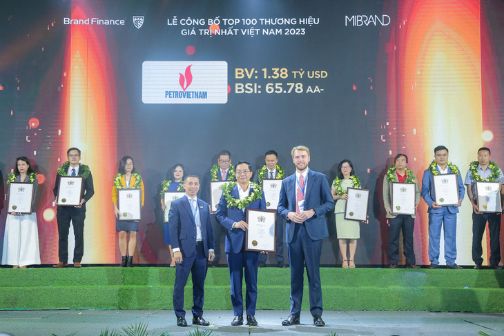 Ông Trần Quang Dũng, trưởng Ban Truyền thông và Văn hóa doanh nghiệp, đại diện PVN nhận tôn vinh tại chương trình