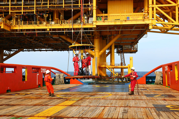 Người lao động dầu khí đổi ca bằng tàu dịch vụ