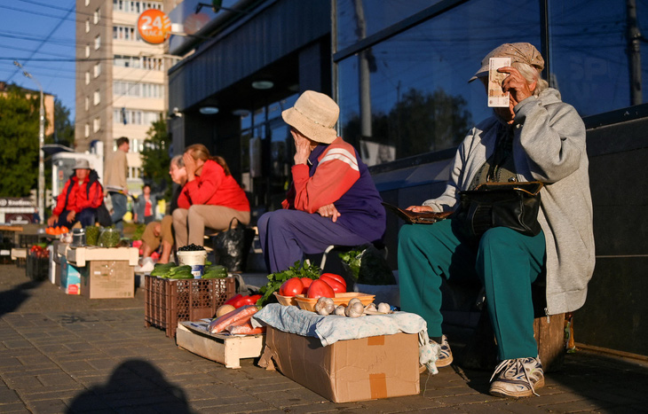 Những người bán hàng rong bán rau củ quả ở thành phố Izhevsk (Nga) vào ngày 19-8-2022 - Ảnh: Reuters