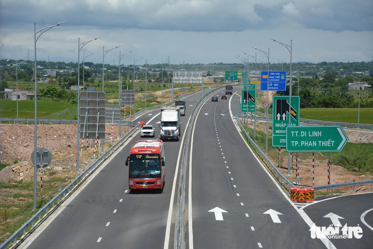 Cao tốc Vĩnh Hảo - Phan Thiết dài khoảng 100km đã đưa vào khai thác tạm từ ngày 19-5, nhưng chưa có trạm dừng nghỉ - Ảnh: ĐỨC TRONG