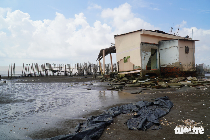 Một căn nhà sát bờ biển tại Bến Tre bị xâm thực, hư hỏng khiến người dân phải &quot;bỏ của chạy lấy người&quot; - Ảnh: MẬU TRƯỜNG