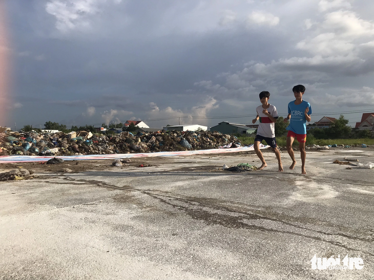 Sân vận động huyện Ba Tri trở thành điểm tập kết rác tạm thời vì bãi rác chính của huyện đang phải đóng cửa để khắc phục tình trạng ô nhiễm môi trường