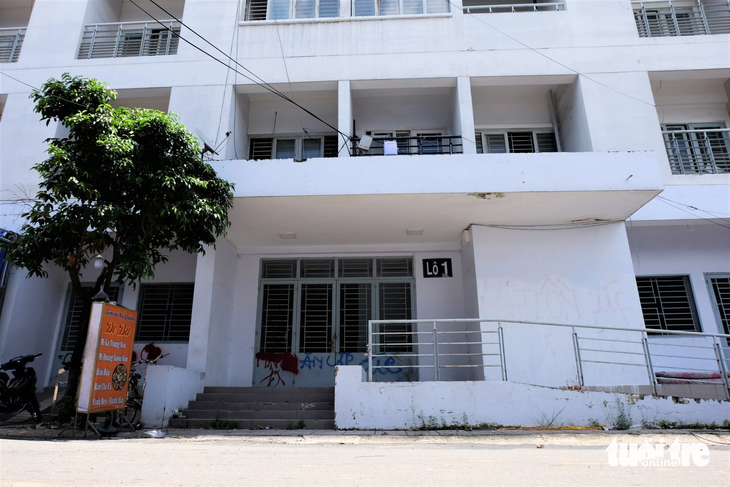 Lô 1, khu A chung cư Phú Thọ (quận 11) trong hiện trạng xuống cấp phần sở hữu chung như hành lang, thang máy - Ảnh: PHƯƠNG NHI