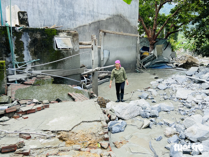 Bà Lý Thị Thương (42 tuổi, thôn Phời 3, xã Tả Phời) cho biết bùn thải đã cuốn phăng tài sản, nhà cửa của gia đình bà - Ảnh: HOÀNG BÁCH 