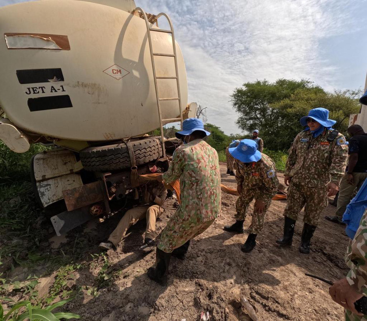 Đội công binh số 2 khắc phục các sự cố sa lầy tại khu vực Abyei - Ảnh: THỊNH TRẦN