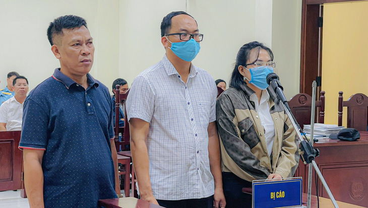 Các bị cáo tại phiên sơ thẩm xét xử cựu sĩ quan quân đội tông chết nữ sinh lớp 12 ở Ninh Thuận - Ảnh: V.T.