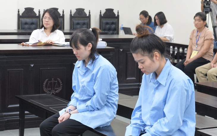 Hai bảo mẫu Nguyễn Thị An (phải) và Nguyễn Thị Lành tại tòa - Ảnh: KIM TUYẾN