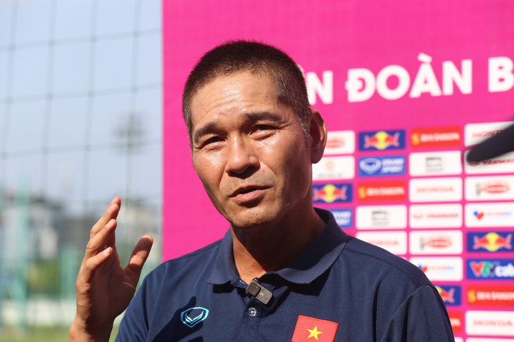 HLV Ijiri Akira phân tích về sự chuẩn bị cho kỳ World Cup tiếp theo của bóng đá nữ Việt Nam - Ảnh: ĐỨC KHUÊ