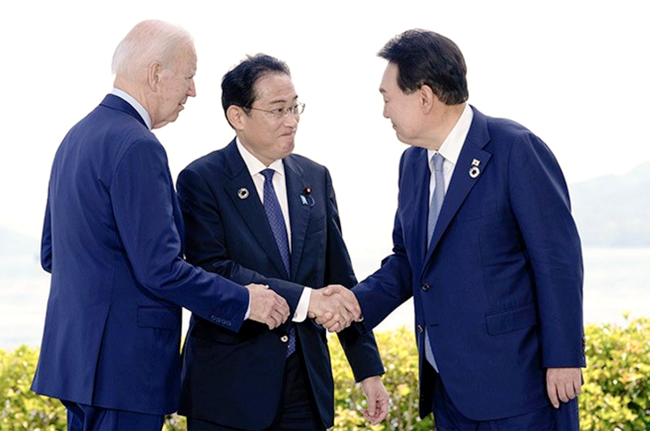 Từ trái sang: Tổng thống Mỹ Joe Biden, Thủ tướng Nhật Bản Kishida Fumio và Tổng thống Hàn Quốc Yoon Suk Yeol tại cuộc gặp bên lề sự kiện G7 - Ảnh: AP