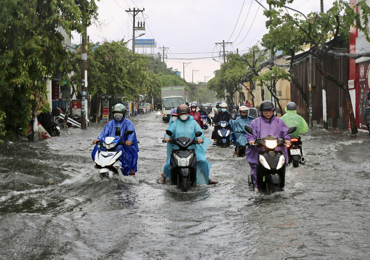 Tình trạng ngập nước tại TP.HCM kéo dài nhiều năm qua mỗi mùa mưa - Ảnh: CHÂU TUẤN