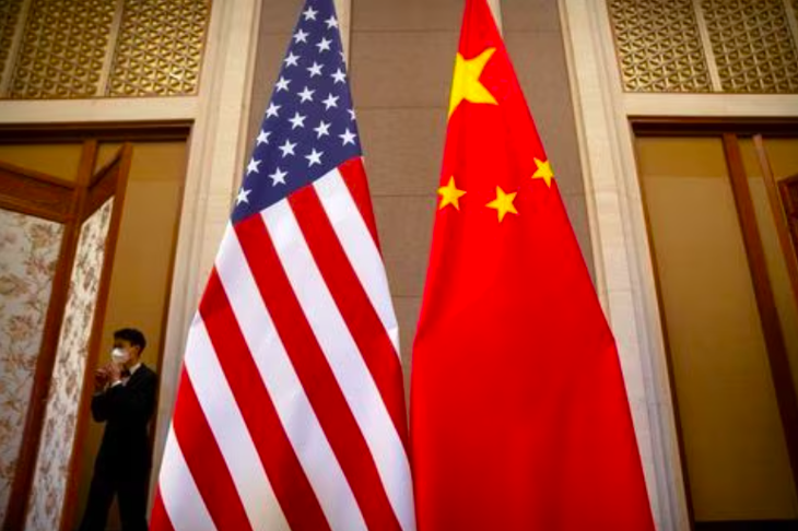 Cờ Mỹ và Trung Quốc được bố trí trước cuộc gặp giữa Bộ trưởng Tài chính Mỹ Janet Yellen và Phó thủ tướng Trung Quốc Hà Lập Phong tại nhà khách Điếu Ngư Đài ở Bắc Kinh, Trung Quốc ngày 8-7 - Ảnh: REUTERS