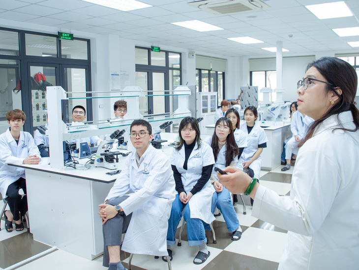 Dr. Do Wan Khan guiding students to do research in the lab - Photo: PK