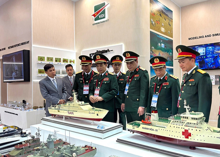 Bộ trưởng Bộ Quốc phòng Phan Văn Giang (thứ tư từ trái sang) tại gian hàng của Việt Nam ở Diễn đàn Kỹ thuật - Quân sự quốc tế 2023 - Ảnh: Báo Quân Đội Nhân Dân