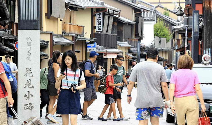 Du khách nước ngoài dạo quanh quận Gion ở Kyoto vào tháng 6/2023. Ảnh: japannews.yomiuri.co.jp