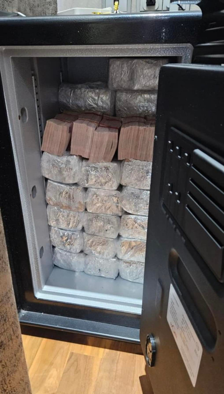 Tiền mặt hàng bó trong két sắt tại nơi sinh sống của các nghi phạm - Ảnh SPF