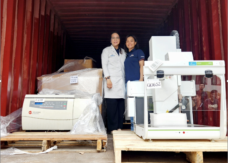 TS Vân Khanh nhận gói thiết bị thí nghiệm được vận chuyển từ Mỹ về Việt Nam - Ảnh: P.K.