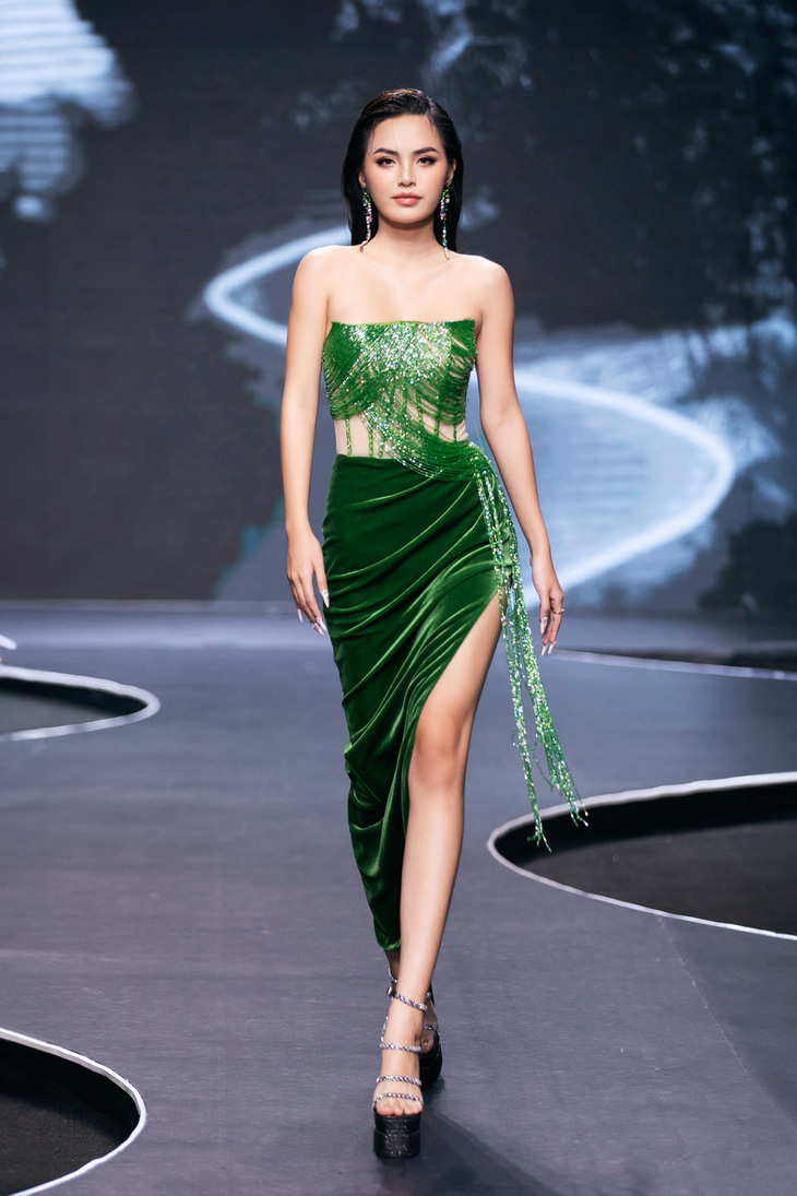 Các thí sinh Miss Grand Vietnam 2023 trong trang phục của nhà thiết kế Hoàng Tony.