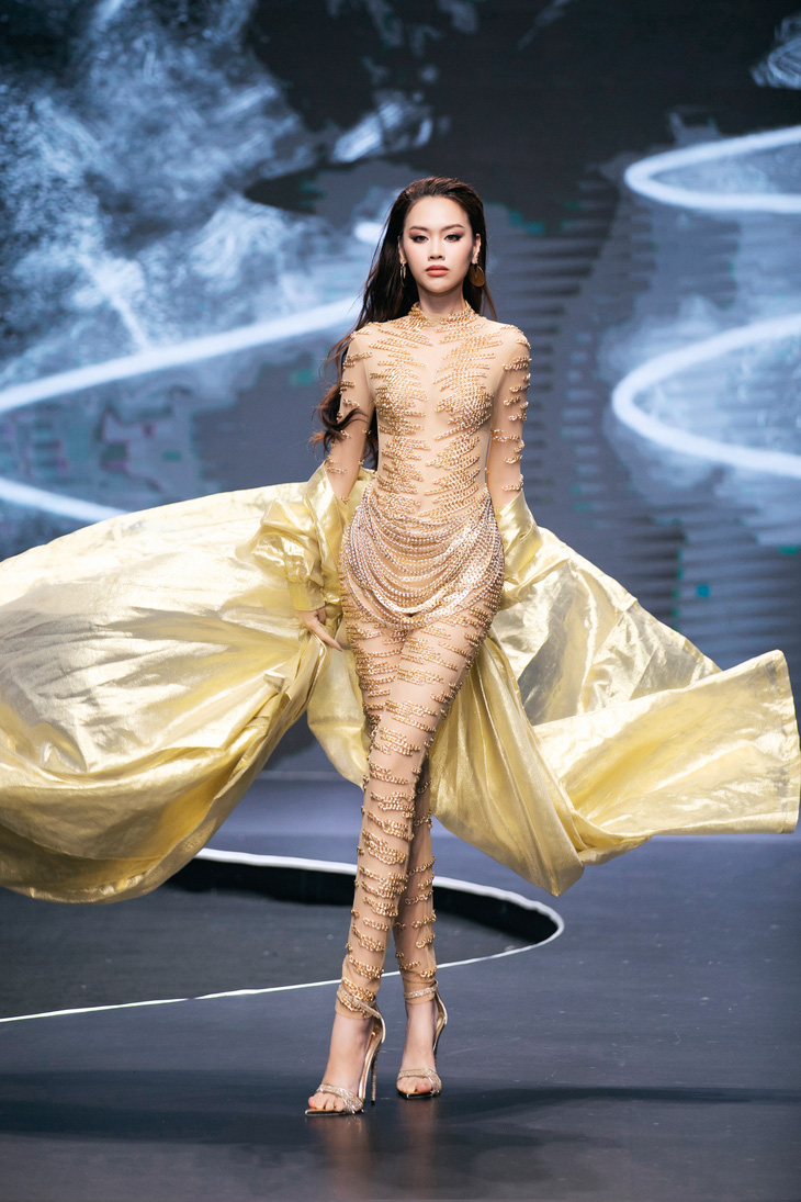 Á hậu Minh Kiên lần đầu trình diễn mở màn cùng dàn hậu đình đám tại Vietnam Beauty Fashion Fest 5 - Ảnh 9.