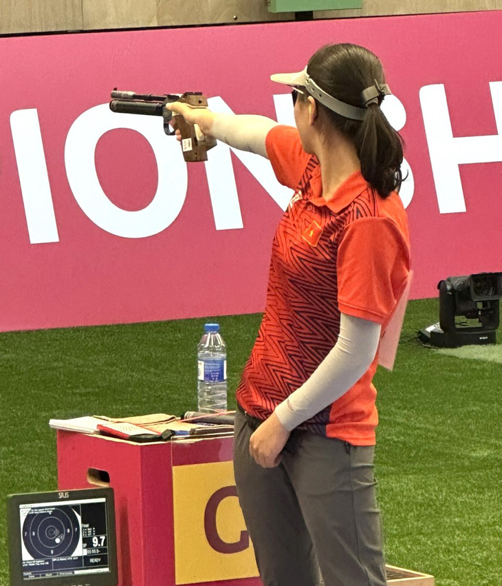 Trịnh Thu Vinh tham dự chung kết nội dung 10m súng ngắn hơi nữ Giải bắn súng vô địch thế giới 2023 tối 17-8 - Ảnh: BSVN