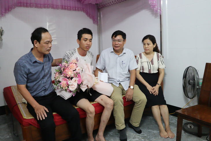 Lãnh đạo PC Quảng Bình vào thăm hỏi anh Vũ tại Bệnh viện đa khoa Bắc Quảng Bình - Ảnh: HƯƠNG NGUYÊN