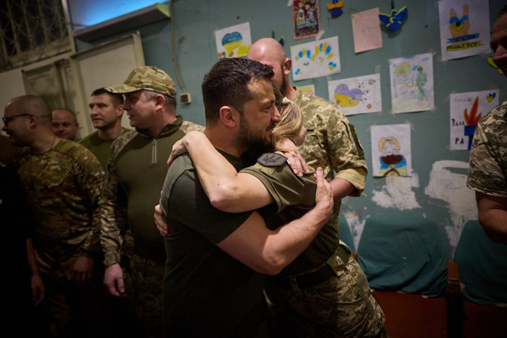 Ông Zelensky thăm hỏi và trao thưởng cho một nữ binh sĩ tại tiền tuyến Donetsk - Ảnh: OP