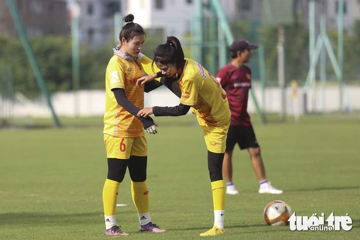 Hai cầu thủ trẻ được triệu tập lên tuyển nữ Việt Nam lần này là Phạm Thị Lan Anh (số 6) và Nguyễn Thị Hoa - Ảnh: ĐỨC KHUÊ