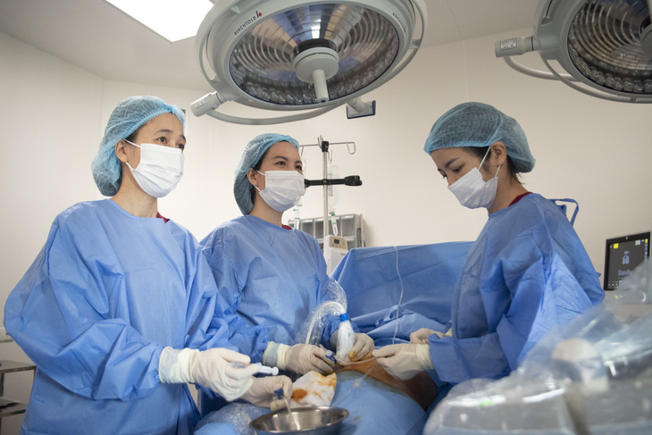 Các bác sĩ Trung tâm Can thiệp bào thai - Bệnh viện Phụ sản Hà Nội thực hiện kỹ thuật cho sản phụ - Ảnh: Bác sĩ cung cấp