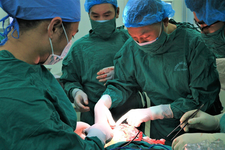 Các bác sĩ Bệnh viện Hữu nghị Việt Tiệp phẫu thuật khối u men khổng lồ - Ảnh: BVCC