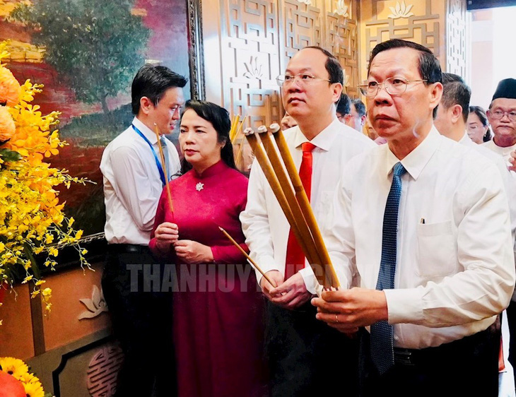 Chủ tịch UBND TP Phan Văn Mãi cùng các thành viên trong đoàn dâng hương tưởng niệm Chủ tịch Tôn Đức Thắng - Ảnh: WEB THÀNH ỦY