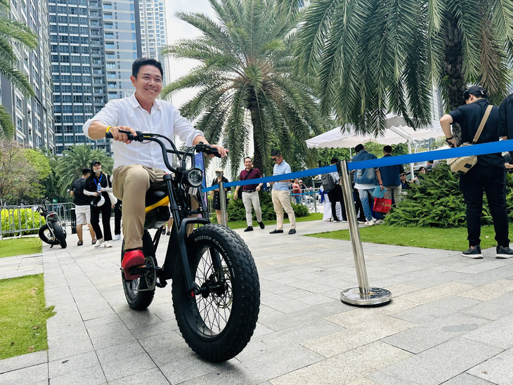 Vinfast's first electric motorized bicycle on the rear wheel, smartphone connection, removable battery, 130kg load - photo: CONG TRUNG