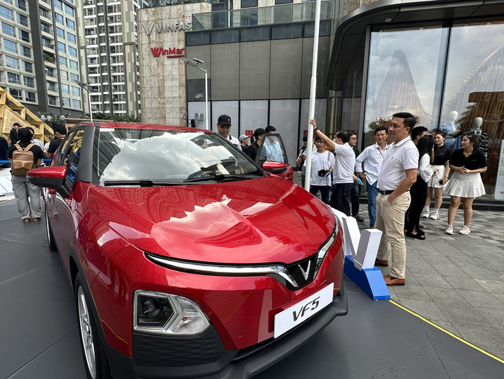 Many people come to see the interior and exterior design of the electric car model VF5 and try the technical features.  Because, the design of this model is said to be attractive and the price is affordable for many people (about 450 million VND) - Photo: CONG TRUNG