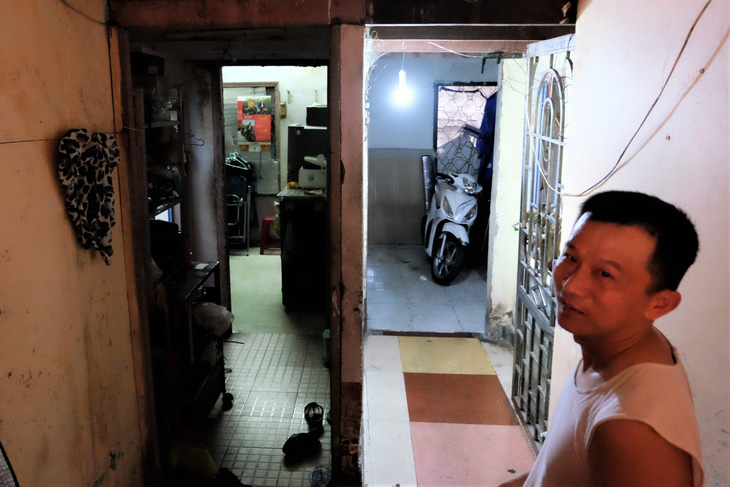 Người dân chung cư 137 Lý Thường Kiệt (quận Tân Bình) mong chờ được di dời từ khi quyết định tạm cư được ban hành năm 2018 - Ảnh: PHƯƠNG NHI