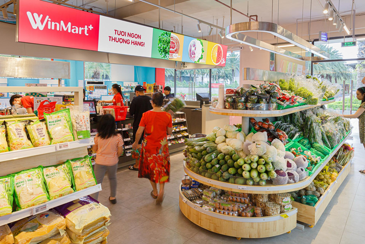 Người tiêu dùng mua sắm tại siêu thị WinMart.