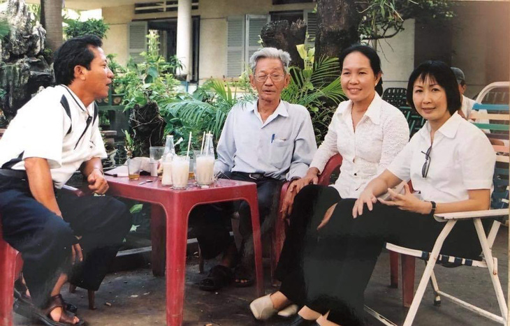 Một lần vợ chồng bà Thúy Hằng và em gái thăm ba Sơn Nam, bà Thúy Hằng là người thứ hai từ phải qua - Ảnh: NVCC