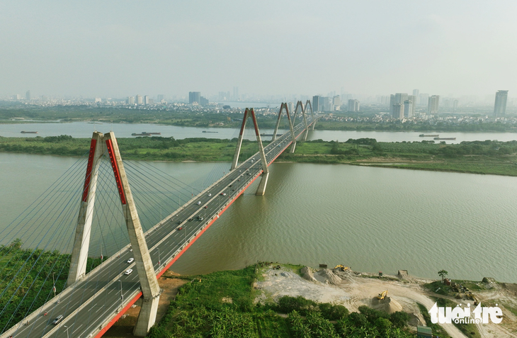 Sông Hồng đoạn chảy qua cầu Nhật Tân (Hà Nội) - Ảnh: NGUYỄN KHÁNH
