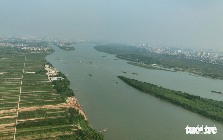 Sông Hồng chảy qua địa phận TP Hà Nội - Ảnh: NGUYỄN KHÁNH 