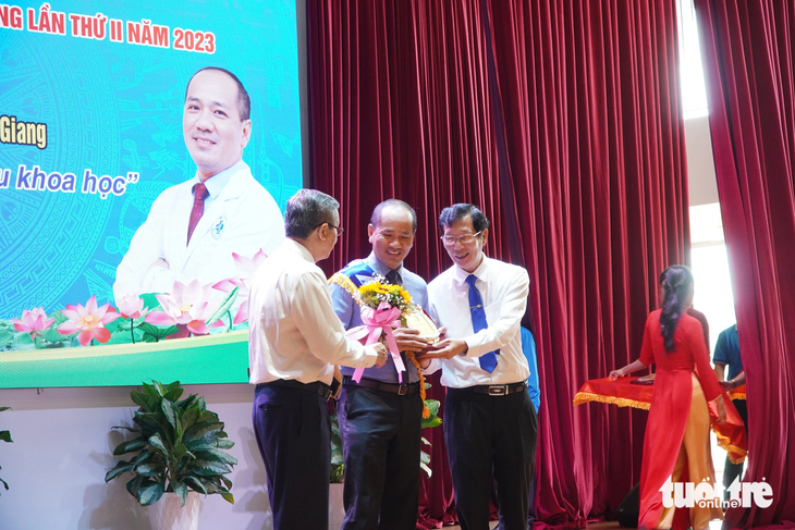 Ông Lê Văn Nưng (bìa trái) và ông Lê Văn Phước trao giải thưởng Tôn Đức Thắng cho lao động xuất sắc tỉnh An Giang - Ảnh: CHÍ HẠNH