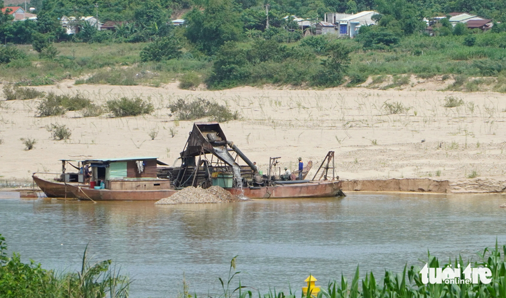 Tỉnh Quảng Nam xử phạt một doanh nghiệp vi phạm trong khai thác cát sỏi lòng sông. Trong ảnh: hoạt động khai thác cát trên sông Vu Gia - Ảnh: LÊ TRUNG