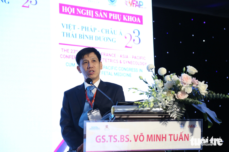 GS.TS.BS Võ Minh Tuấn - giảng viên cao cấp Đại học Y Dược TP.HCM - trình bày báo cáo tại phiên toàn thể sáng 18-8 - Ảnh: PHƯƠNG QUYÊN
