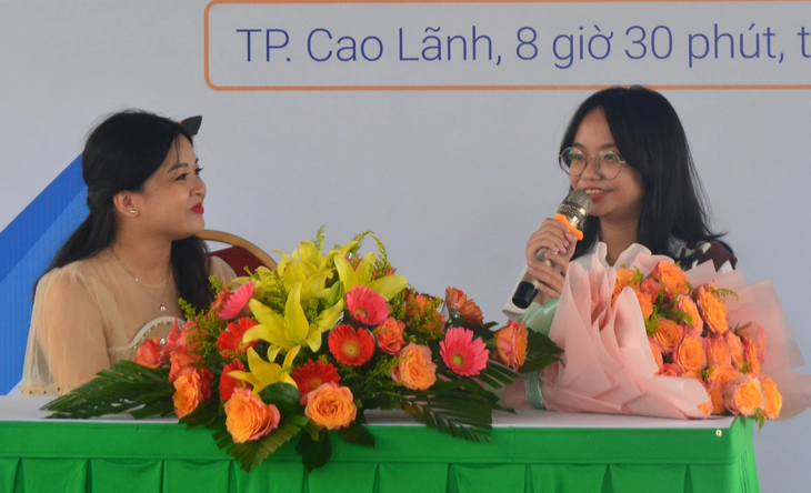 Tác giả nhí Quỳnh Trần chia sẻ với các bạn học sinh THCS về niềm đam mê viết lách khi mới 8 tuổi - Ảnh: ĐẶNG TUYẾT