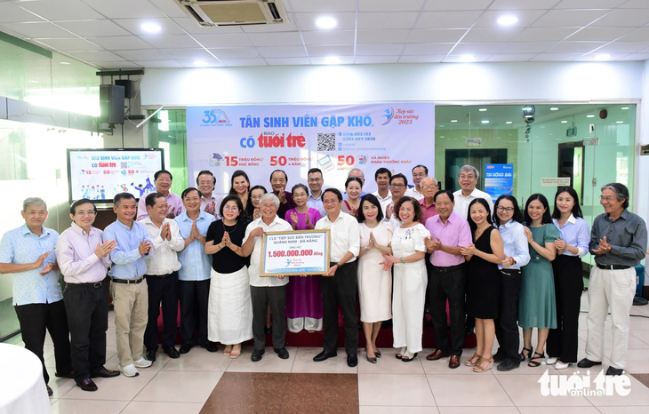 1,5 tỉ đồng được Câu lạc bộ Tiếp sức đến trường Quảng Nam - Đà Nẵng ủng hộ cho tân sinh viên nghèo - Ảnh: DUYÊN PHAN